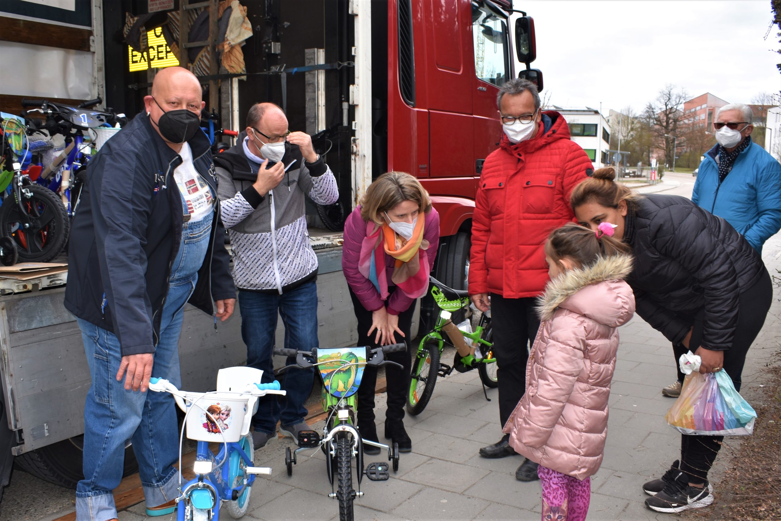 Oster-Überraschung: RKT-Chef Gökhan Altincik spendiert bedürftigen Kindern Fahrräder