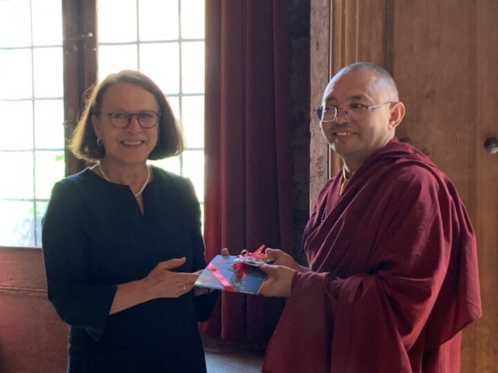 Hochrangiger Vertreter des tibetischen Buddhismus aus Indien empfangen